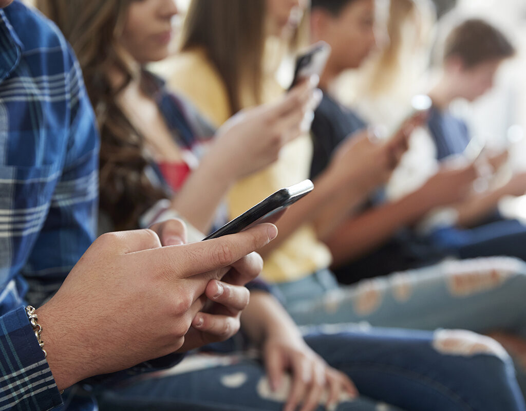 Gov. Youngkin calls for cellphone ban in public schools in executive order