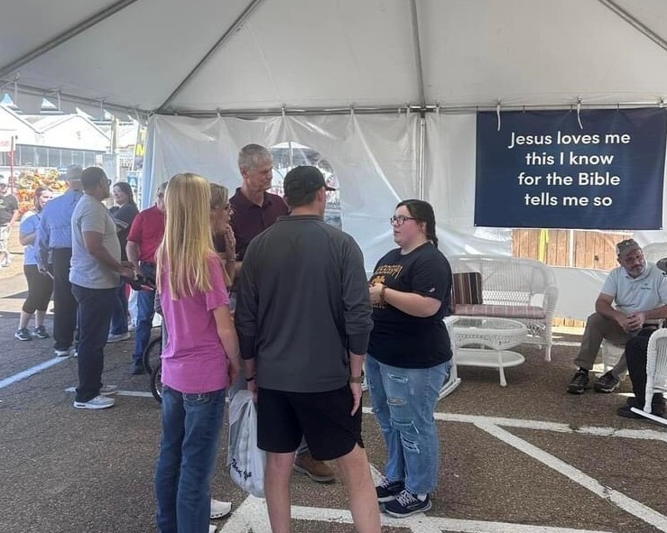 Baptists evangelize at Mississippi State Fair, 373 fairgoers make decisions for Christ